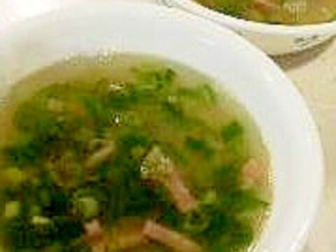 九条ネギとライスペーパーの中華スープ